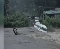 వరద నీటిలో కొట్టుకుపోయిన కారు - Udayam