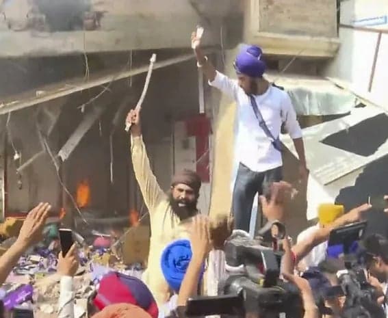 పంజాబ్లో ఇల్లు కూల్చివేత.. దుకాణానికి నిప్పు - Udayam