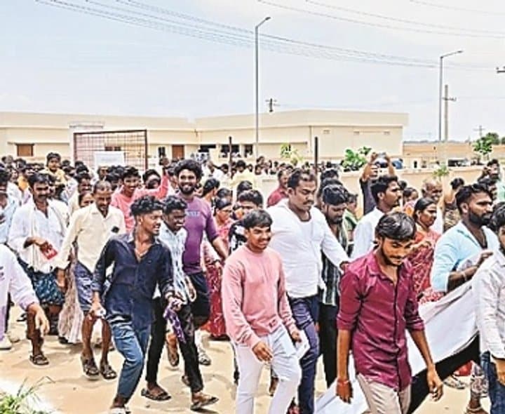 వెలిగొండ నిర్వాసితుల కలెక్టరేట్ ముట్టడి