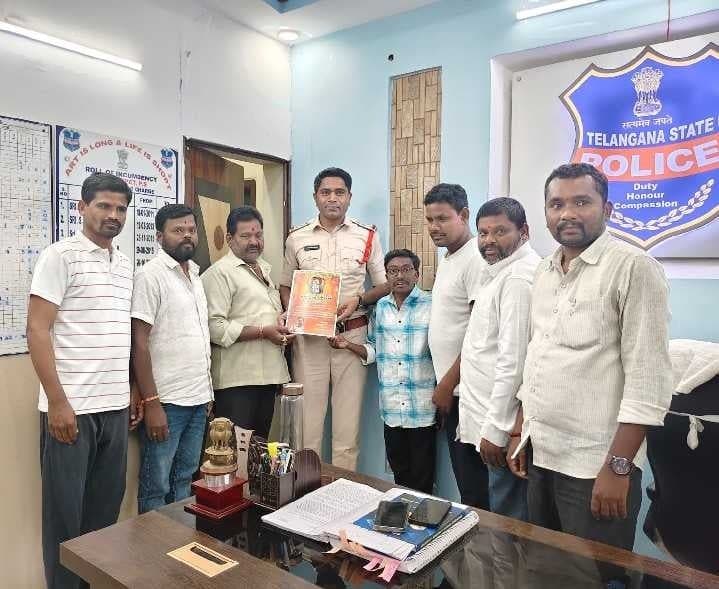 అమ్మవారి శోభాయాత్రకు సీఐకి ఆహ్వానం - Udayam