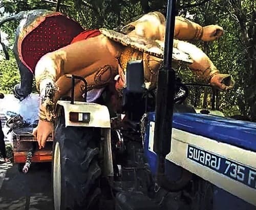 గణేశ్ విగ్రహాల తరలింపులో ప్రమాదాలు - Udayam