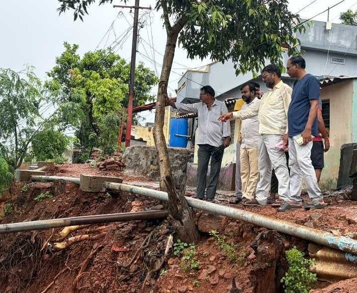 విశాఖలో ప్రమాదకర పరిస్థితుల్లో నివాసాలు - Udayam