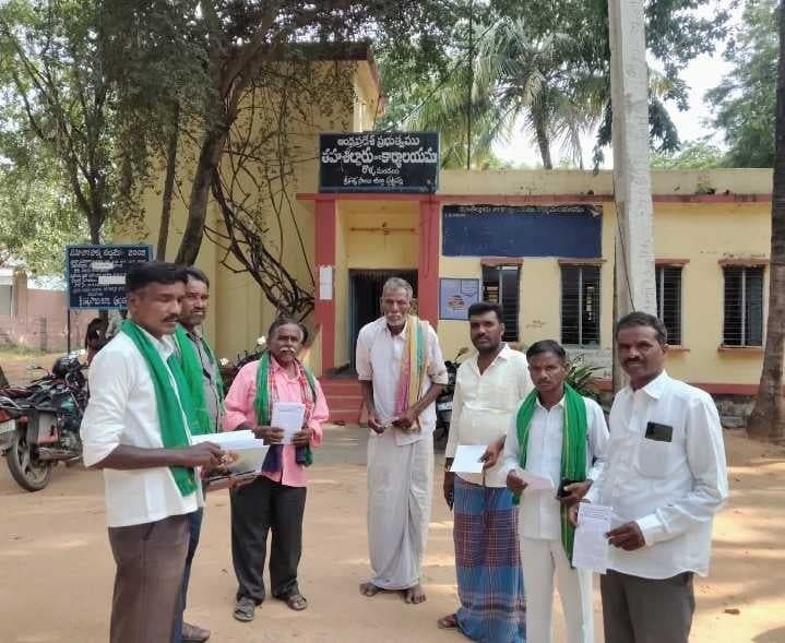 అగళి, రొళ్లను కరువు మండలాలుగా ప్రకటించాలి - Udayam