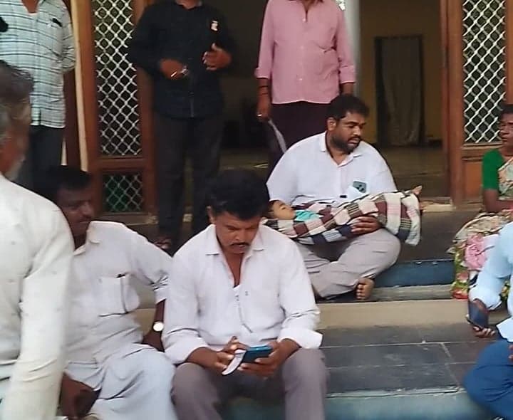 బాలుడి మృతిపై తల్లిదండ్రుల ధర్నా - Udayam