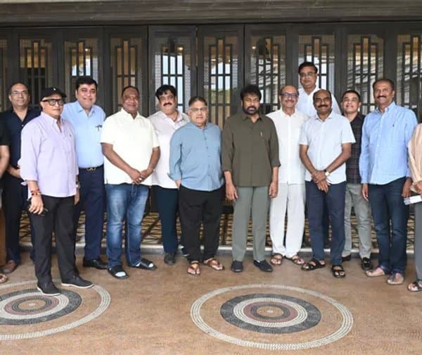 చిరంజీవితో సినీ ప్రముఖుల భేటీ - Udayam Digital