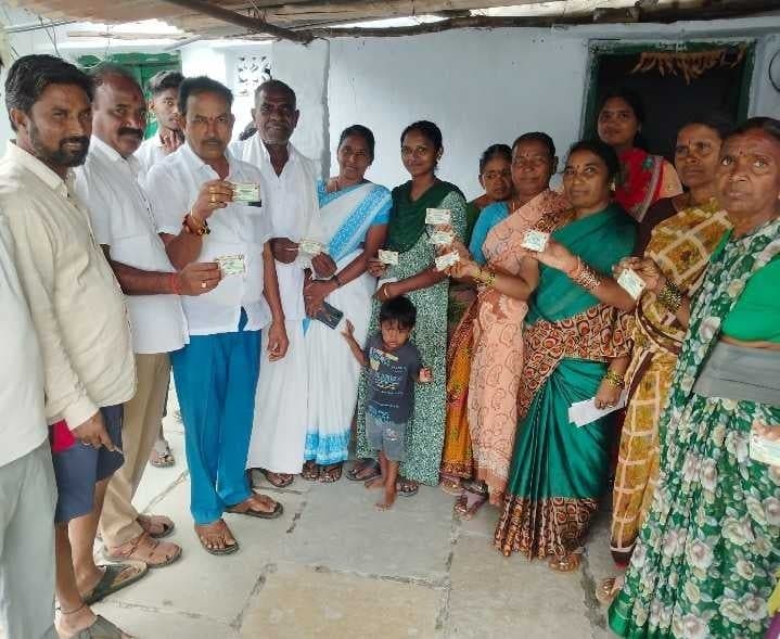 తూర్పుకోటలో స్మార్ట్ రేషన్ కార్డుల పంపిణీ - Udayam