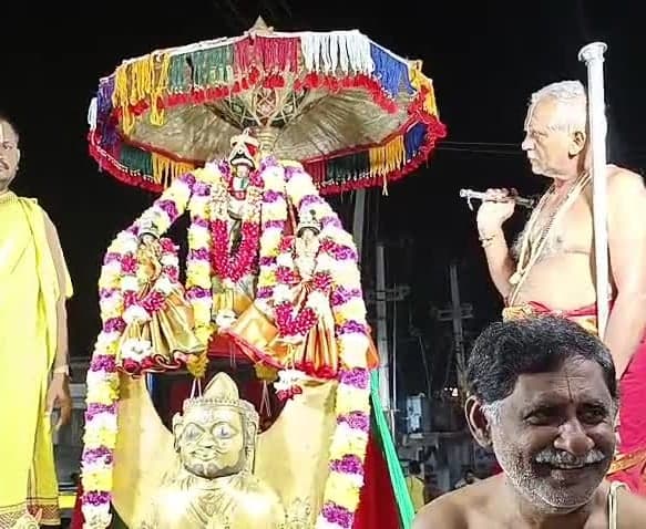 చంద్రప్రభ వాహనంపై శ్రీ లక్ష్మీ వేంకటేశ్వరస్వామి - Udayam