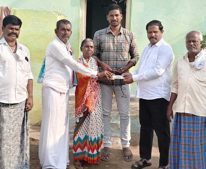 కలుగోడులో ఇంటింటికీ పెన్షన్ల పంపిణీ - Udayam