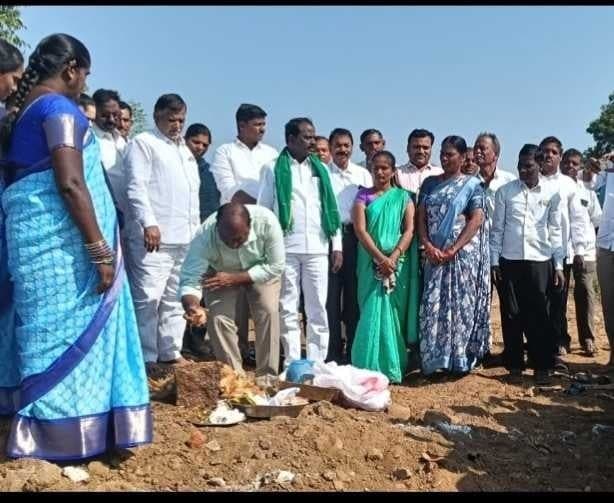 పెద్దమల్లారెడ్డిలో గ్రామ సంఘ భవనానికి భూమిపూజ - Udayam