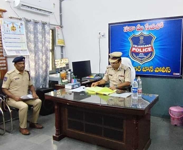 కాగజ్నగర్ పోలీస్స్టేషన్లో డీఐజీ తనిఖీ - Udayam