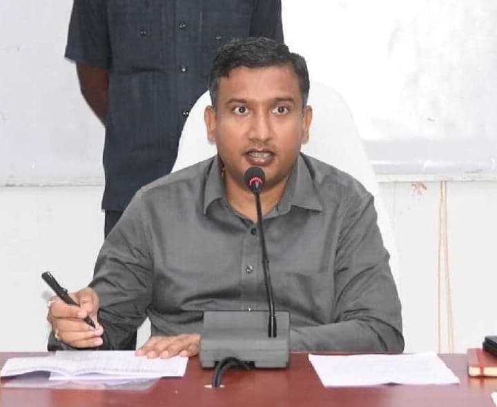 ఉపాధ్యాయుల సమస్యలపై కలెక్టర్ హామీ - Udayam