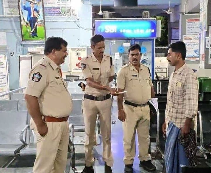 పుట్టపర్తిలో ముమ్మరంగా విజిబుల్ పోలీసింగ్ - Udayam Digital