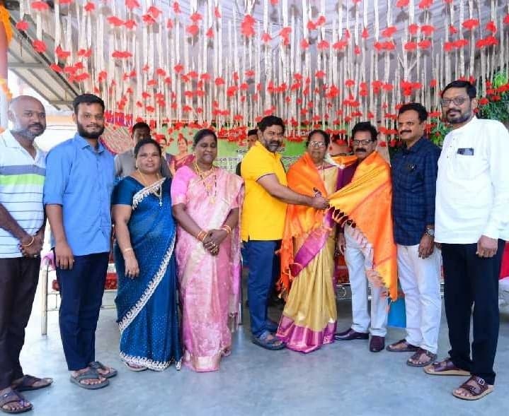 ఉపాధ్యాయుల సేవలను ప్రశంసించిన ఎమ్మెల్యే - Udayam