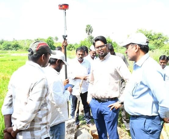 భూముల రీసర్వేను పరిశీలించిన వనపర్తి కలెక్టర్ - Udayam