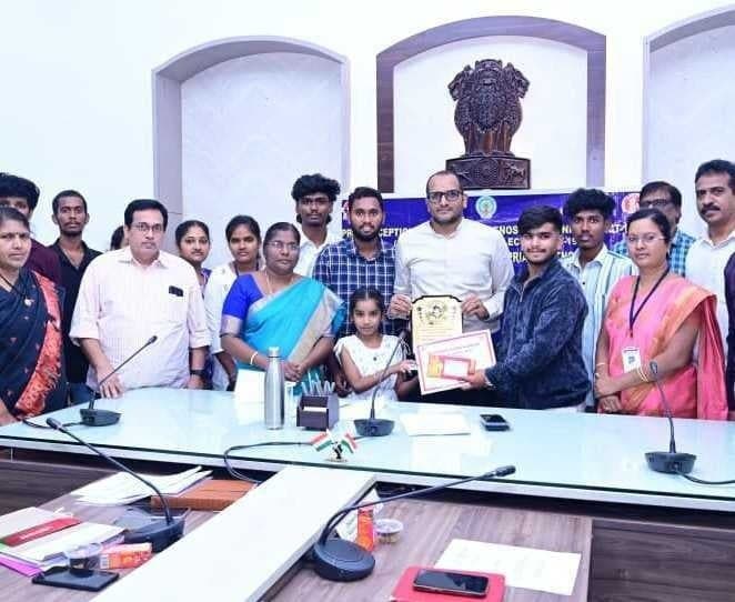 లఘు చిత్ర పోటీల్లో తుని విద్యార్థుల ప్రతిభ - Udayam