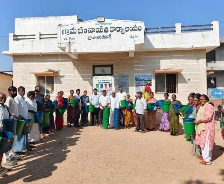 వానల్ పహాడ్లో చెత్త బుట్టల పంపిణీ - Udayam