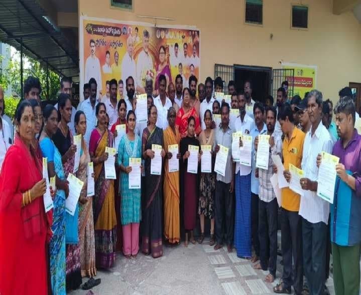 ఎస్.కోటలో 36 మందికి CMRF చెక్కుల పంపిణీ - Udayam