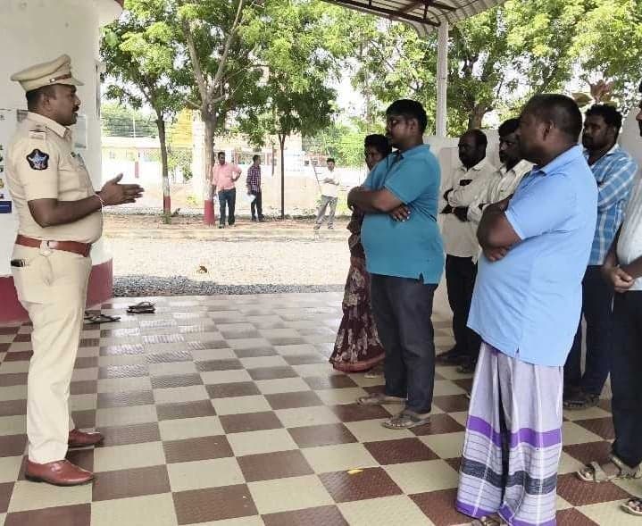 రౌడీషీటర్లకు ఎస్ఐ కౌన్సిలింగ్ - Udayam