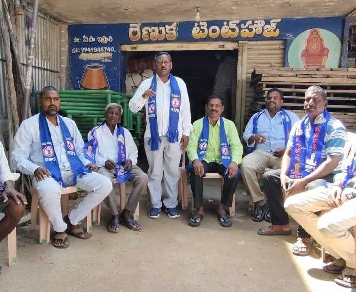 మోటకొండూర్లో అట్రాసిటీ కేసు డిమాండ్ - Udayam