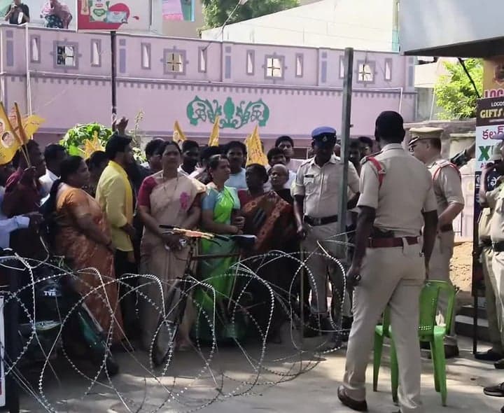పొందూరులో నామినేషన్లకు భారీ బందోబస్తు - Udayam