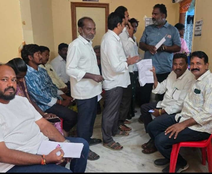వీరులపాడులో బీ-ఫారాల సమర్పణ - Udayam
