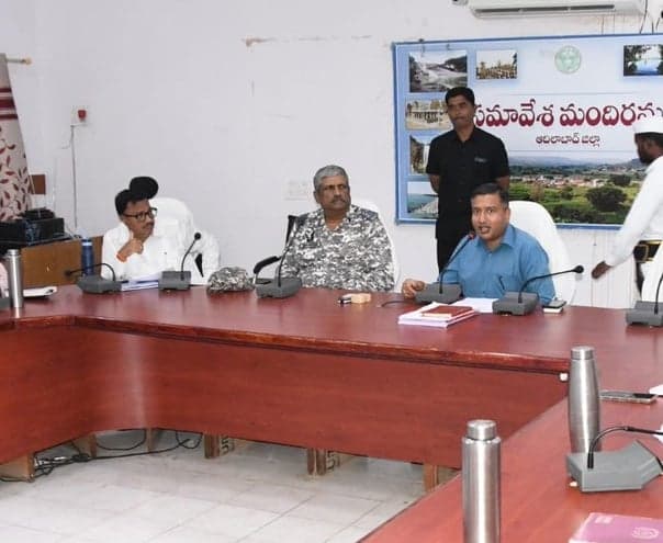 ఆదిలాబాద్ ఎయిర్పోర్ట్ భూసేకరణపై కలెక్టర్ సమీక్ష - Udayam