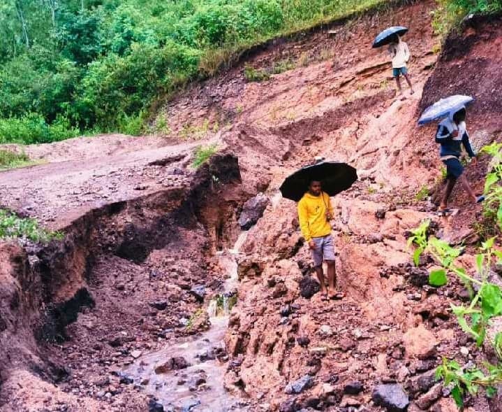 తుఫాన్కు పుసెల్ గ్రామ రహదారి ధ్వంసం - Udayam