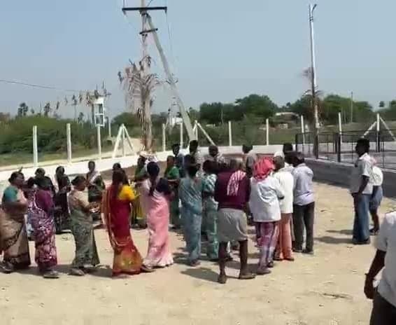 బతుకమ్మలతో రైతుల నిరసన - Udayam