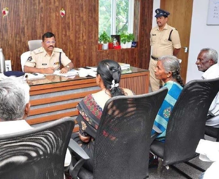 ఫిర్యాదులను సత్వరమే పరిష్కరించాలి - Udayam