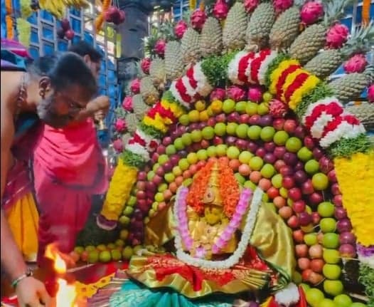 స్వర్ణకవచ అలంకరణలో కనకమహాలక్ష్మి - Udayam