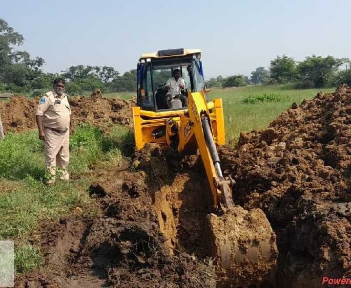 మురుమడుగులో అటవీ భూములకు ట్రెంచ్ - Udayam