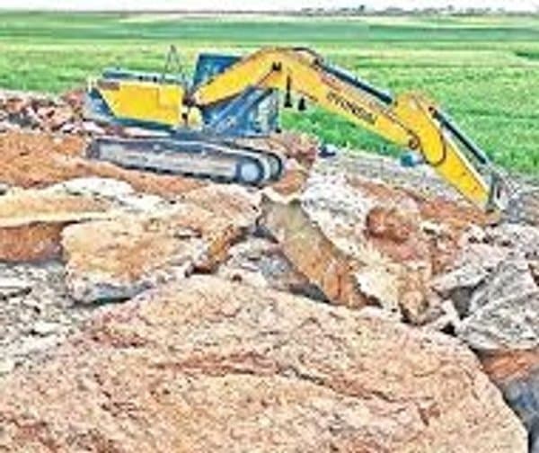 చెరువు కబ్జా: కనుమరుగవుతున్న బెల్లాల్ చెరువు - Udayam Digital