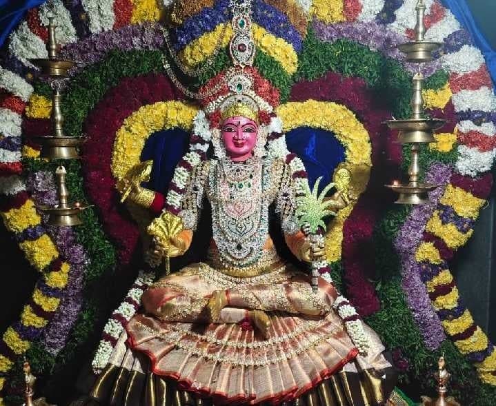 లలితా త్రిపుర సుందరిగా వాసవి మాత దర్శనం - Udayam
