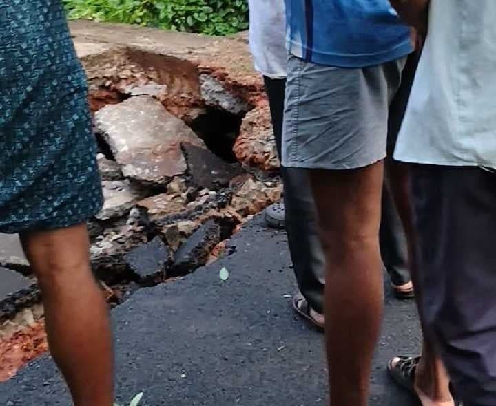 ఆనందపురంలో కుంగిన రహదారి - Udayam
