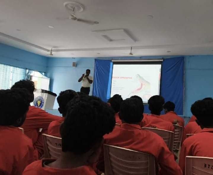 NSS విద్యార్థులకు పాముకాటు నివారణపై అవగాహన - Udayam