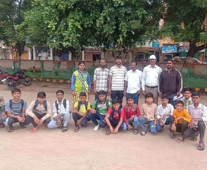 జిల్లా వాలీబాల్ పోటీలకు హుస్నాబాద్ జట్లు - Udayam