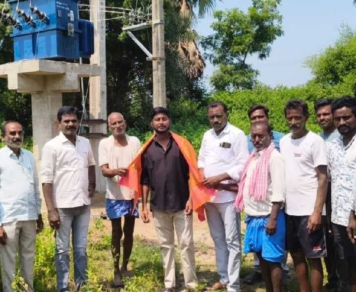 పేరపల్లిలో విద్యుత్ ఏఈ స్వామికి రైతుల ఘన సన్మానం - Udayam