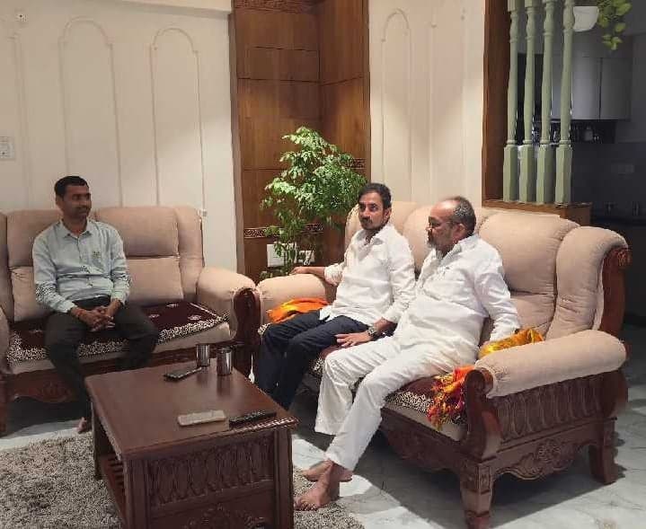 డీసీసీ అధ్యక్షుడిని కలిసిన ఎమ్మెల్సీ అభ్యర్థి - Udayam