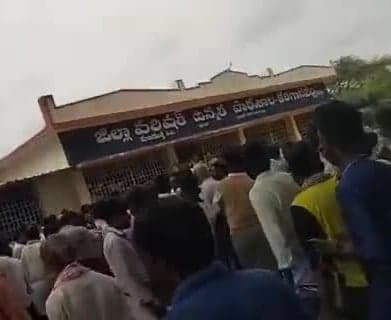 కరిగానపల్లిలో స్కూల్ కమిటీ ఎన్నికల వేళ ఘర్షణ - Udayam