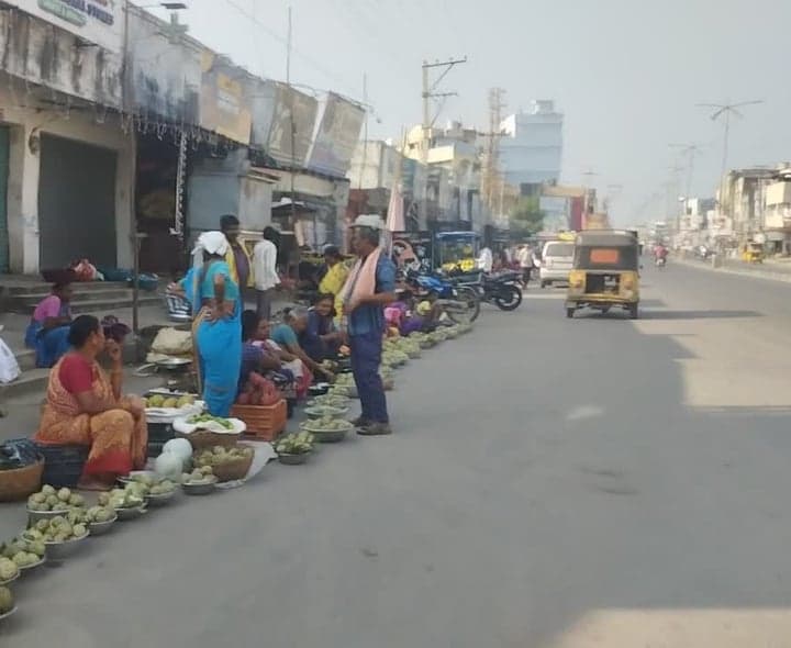 జగిత్యాల అంగడి బజార్లో సీతాఫలాల సందడి - Udayam