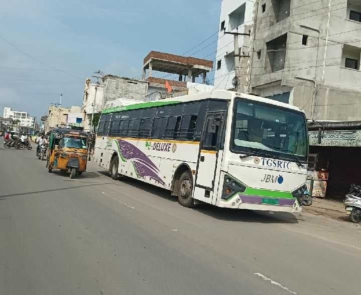 మెట్పల్లిలో సాంకేతిక లోపంతో బస్సు నిలిపివేత - Udayam