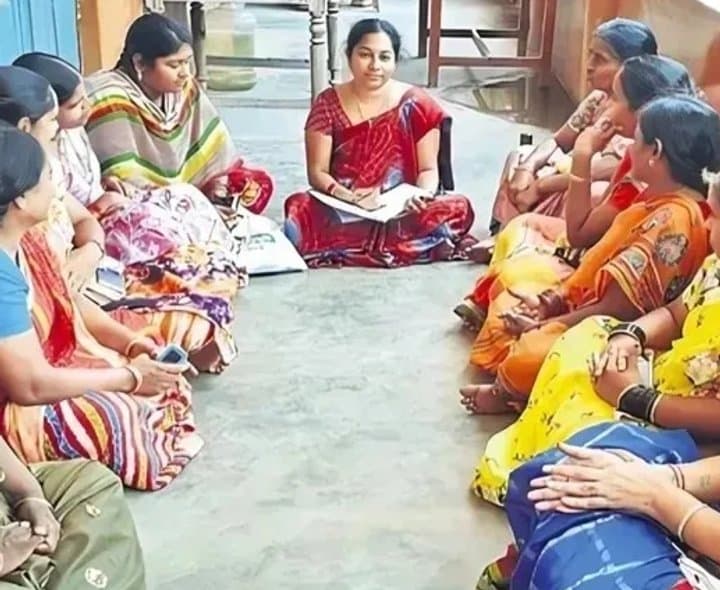 డ్వాక్రా మహిళలకు 'ఎగ్ మార్ట్'లు - Udayam Digital