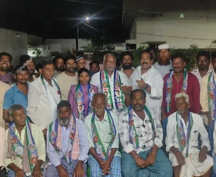 అనుమంచిపల్లిలో వైసీపీలోకి 15 కుటుంబాలు - Udayam