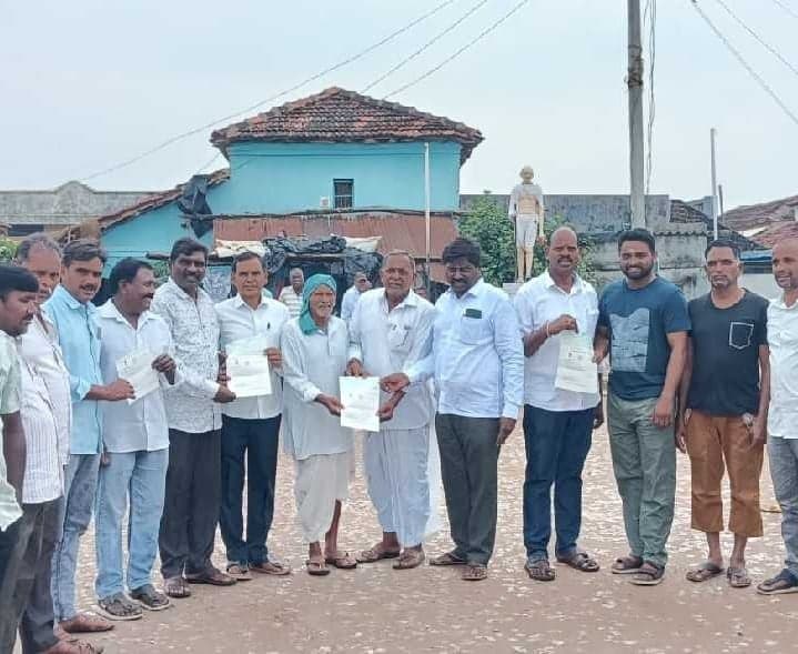 జాగీర్యాలలో సీఎంఆర్ఎఫ్ చెక్కుల పంపిణీ - Udayam