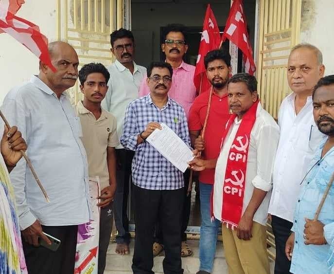 నిత్యావసర ధరలు తగ్గించాలి: సీపీఐ - Udayam