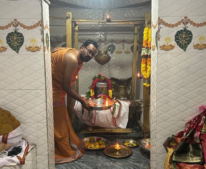భవానీ శంకర స్వామికి ప్రత్యేక అభిషేకం - Udayam