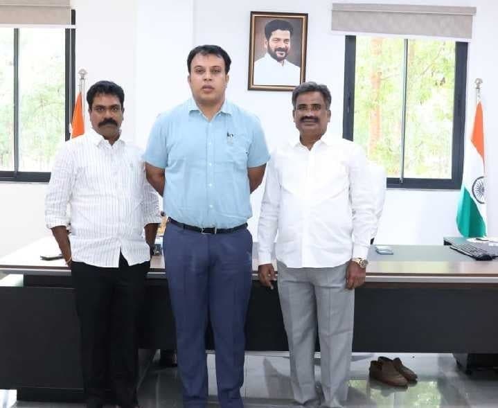 కలెక్టర్ను కలిసిన మాల మహాసభ ప్రతినిధులు - Udayam