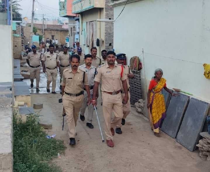 కరిమద్దెలలో 10 ద్విచక్ర వాహనాలు స్వాధీనం - Udayam