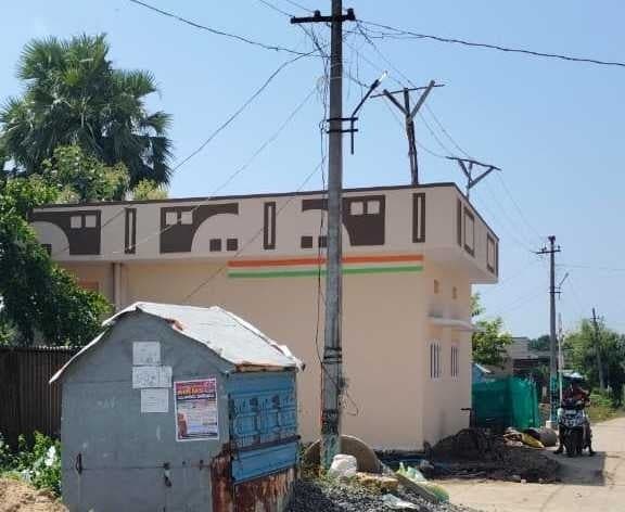 ఇళ్లపై వేలాడుతున్న విద్యుత్ తీగలు - Udayam