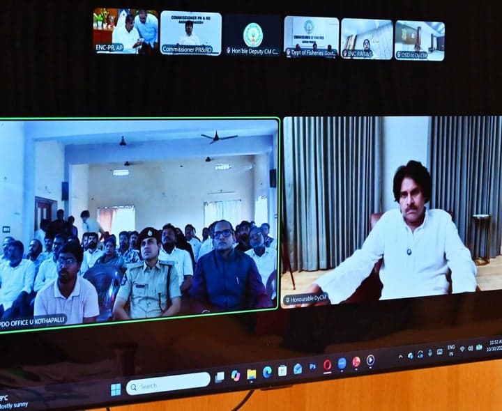 కాకినాడలో తుపాను ప్రభావం, సహాయక చర్యలపై పవన్ సమీక్ష - gallery image 2